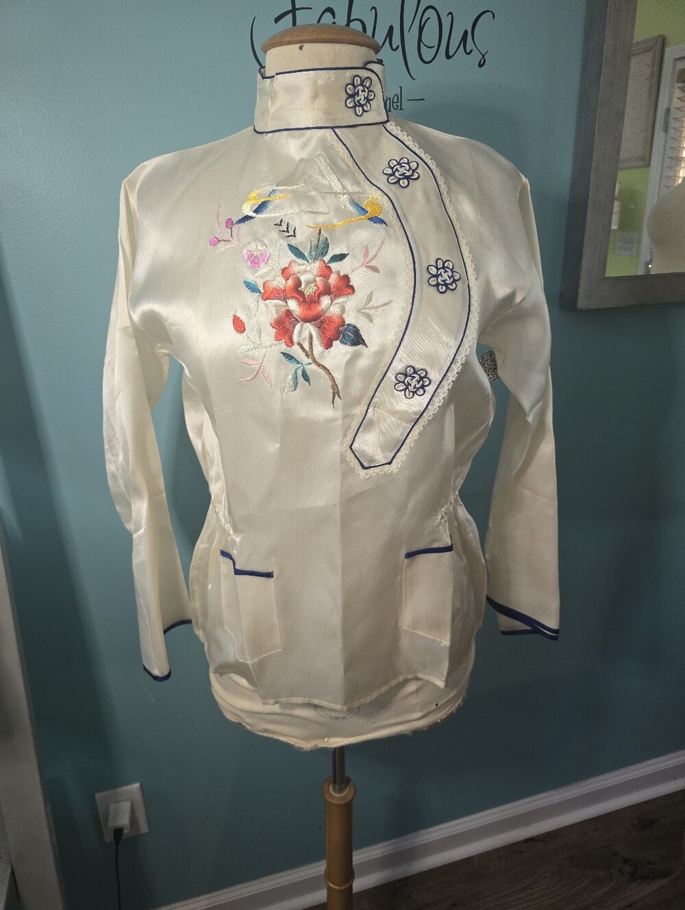 Embroidered Cream Mandarin Collar Tip